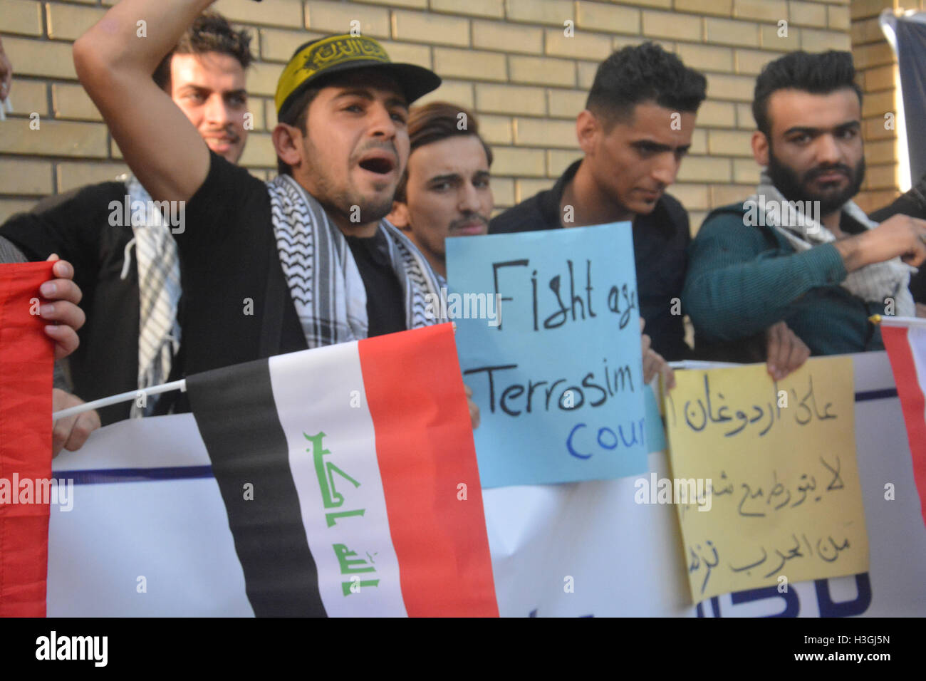 Bagdad, Iraq. 8 octobre 2016. Les Irakiens qui protestaient contre les troupes turques dans le nord de l'Iraq à Bagdad, en Irak. , . D'irakiens ont protesté à l'ambassade de Turquie dans le centre de Bagdad contre le déploiement de troupes de la Turquie à une base située près de la ville septentrionale de Mossoul, détenues par l'État islamique militants. Les manifestants ont scandé des slogans anti-turque . Credit : 2016 Alfayyadh, Methaq)/ Alamy Live News Banque D'Images