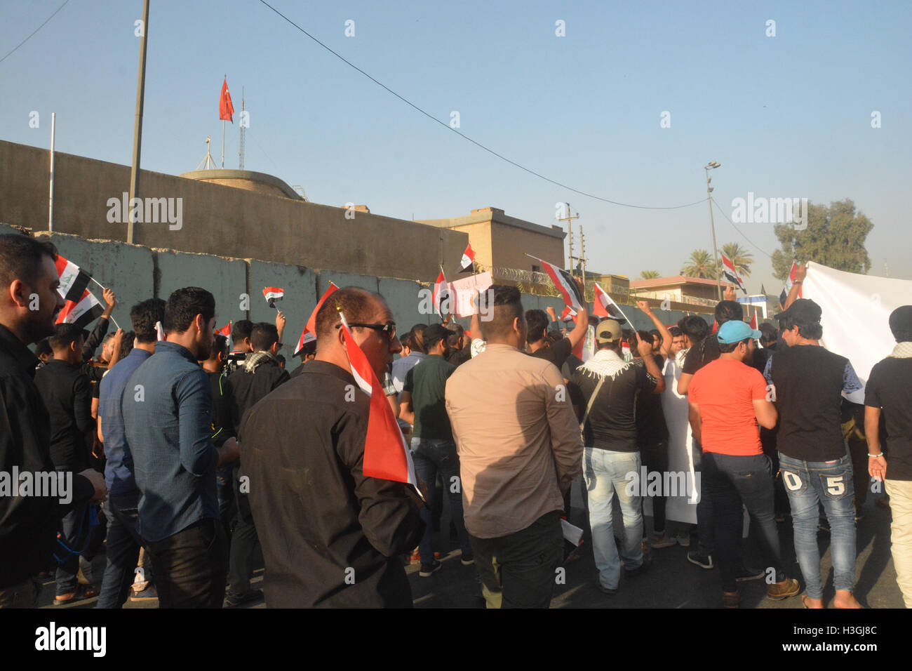 Bagdad, Iraq. 8 octobre 2016. Les Irakiens qui protestaient contre les troupes turques dans le nord de l'Iraq à Bagdad, en Irak. , . D'irakiens ont protesté à l'ambassade de Turquie dans le centre de Bagdad contre le déploiement de troupes de la Turquie à une base située près de la ville septentrionale de Mossoul, détenues par l'État islamique militants. Les manifestants ont scandé des slogans anti-turque . Credit : 2016 Alfayyadh, Methaq)/ Alamy Live News Banque D'Images