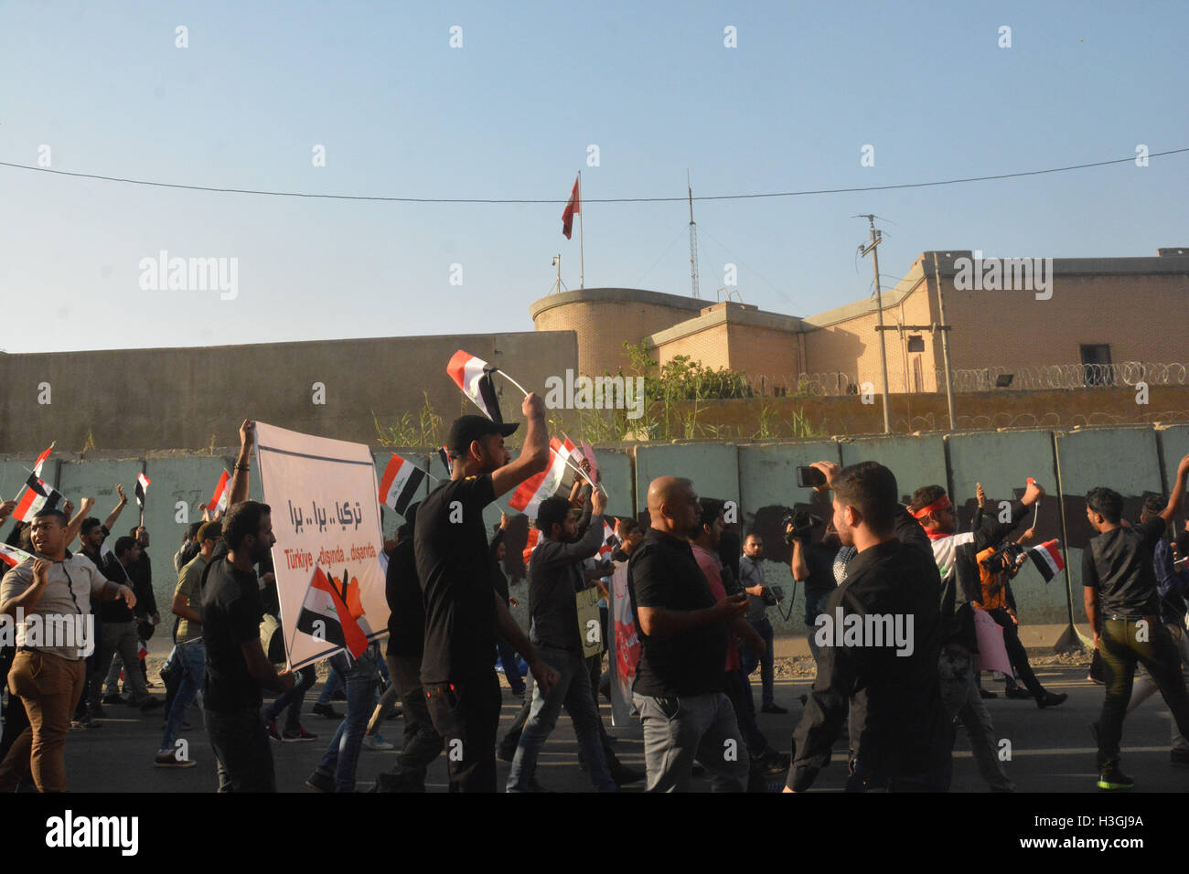 Bagdad, Iraq. 8 octobre 2016. Les Irakiens qui protestaient contre les troupes turques dans le nord de l'Iraq à Bagdad, en Irak. , . D'irakiens ont protesté à l'ambassade de Turquie dans le centre de Bagdad contre le déploiement de troupes de la Turquie à une base située près de la ville septentrionale de Mossoul, détenues par l'État islamique militants. Les manifestants ont scandé des slogans anti-turque . Credit : 2016 Alfayyadh, Methaq)/ Alamy Live News Banque D'Images
