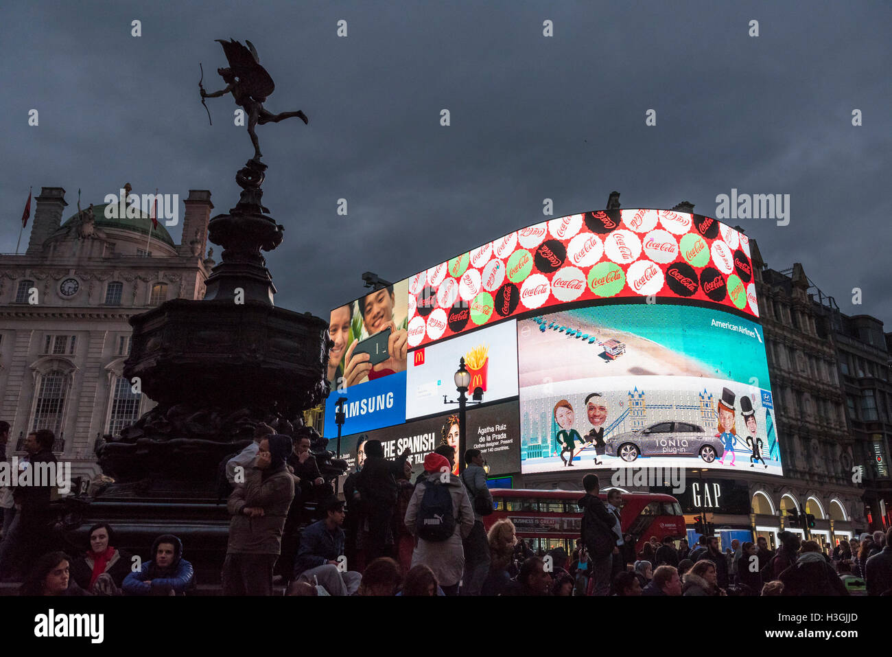 Londres, Royaume-Uni. 8 octobre, 2016. Land Securities, propriétaire de la Piccadilly Circus site depuis les années 70, a gagné planning consent à remplacer les six écrans LCD avec un grand état de l'art de l'écran interactif. Il est rapporté que la publicité les analystes estiment que l'ensemble du site pourrait être une valeur de £30 millions, par rapport à l'EUR 4 millions par an par écran en ce moment. Crédit : Stephen Chung / Alamy Live News Banque D'Images