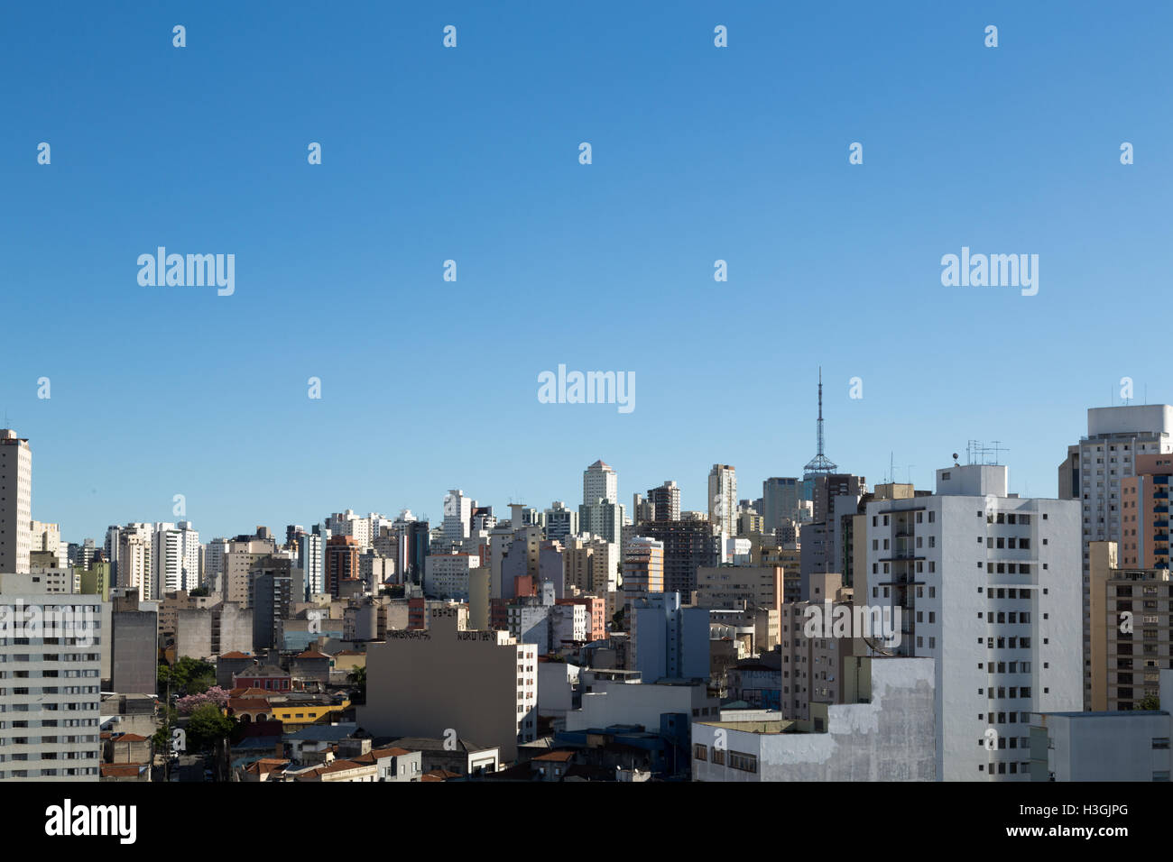 Sao Paulo, Brésil. 8 octobre 2016. Le ciel bleu avec des gratte-ciel et des bâtiments est vu dans le centre-ville de Sao Paulo pendant la journée ensoleillée. Credit: Andre M. Chang/Alamy Live News Banque D'Images