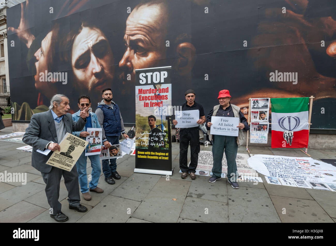 London UK. 8 octobre 2016. Militants de la guérilla du peuple iranien Fadaee à Londres et l'anti-démocratique organisations impérialistes d'Iraniens en Grande-Bretagne tenir une vigile dans Tragalgar Square sur la 27e anniversaire du massacre d'environ 18 000 prisonniers politiques détenus dans les prisons iraniennes par le régime iranien à la suite de sa défaite dans la guerre Iran/Iraq à l'été 1988. Crédit : Peter Marshall/Alamy Live News Banque D'Images