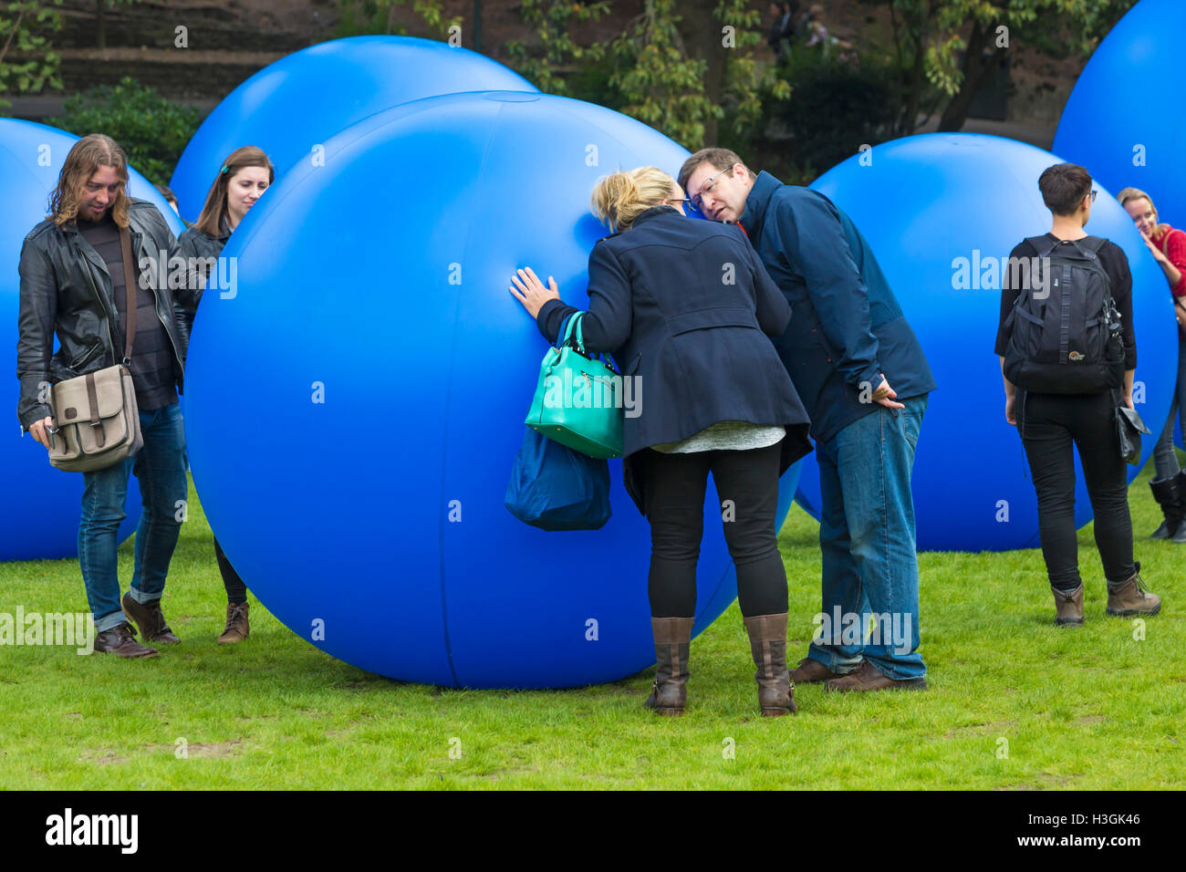 Bournemouth, Dorset, UK. 8 octobre 2016. Bournemouth Arts par le Festival de la mer revient pour une sixième année avec le festival de divertissement. Les visiteurs se sentent les vibrations et d'écouter la musique. Colonie par Hogarth Productions - groupe de sculptures sonores tactiles avec les sons émanant de l'intérieur de la grande billes sphériques et écho à la surface - un paysage sonore à entendre et sentir le contact. Credit : Carolyn Jenkins/Alamy Live News Banque D'Images