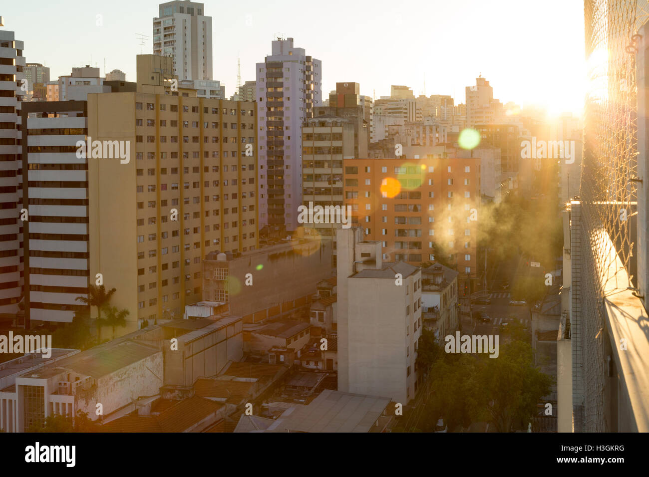 Sao Paulo, Brésil. 8 octobre 2016. Coucher de soleil avec rayons de soleil passant par balcon filets de sécurité est vu dans le centre-ville de Sao Paulo, Brésil. Credit: Andre M. Chang/Alamy Live News Banque D'Images