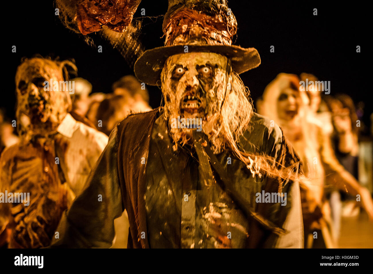 Sitges, Espagne. Octobre 9th, 2016. Des centaines de zombies" les rues pendant la Sitges Zombie Walk 2016 Credit : matthi/Alamy Live News Banque D'Images