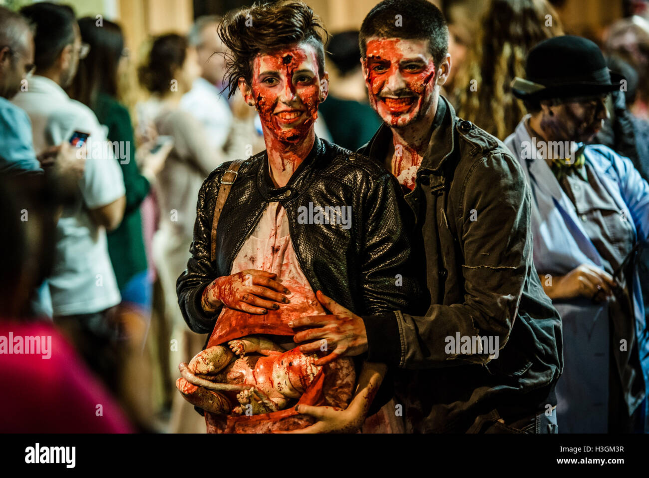 Sitges, Espagne. Octobre 9th, 2016. Zombie futurs parents participer à la Zombie Walk 2016 Sitges : Crédit matthi/Alamy Live News Banque D'Images