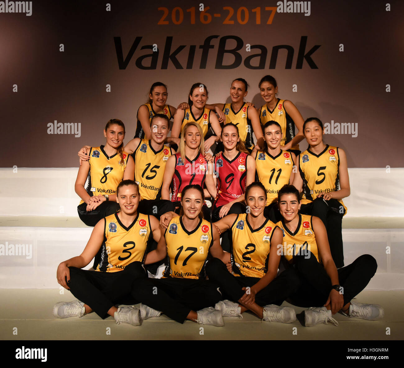 Istanbul, Turquie. 8 octobre 2016. Les joueurs de club Vakifbank posent pour une photo de groupe lors d'une conférence de presse à Istanbul, Turquie, le 8 octobre 2016. VakifBank sera cherchant à gagner la Coupe du monde FIVB Championnat du Club avec son nouveau transfert Zhu chose, la star et le spiker Most Valuable Player (MVP) dans les Jeux Olympiques de Rio, le club de volley-ball turque a déclaré samedi. © Il Canling/Xinhua/Alamy Live News Banque D'Images