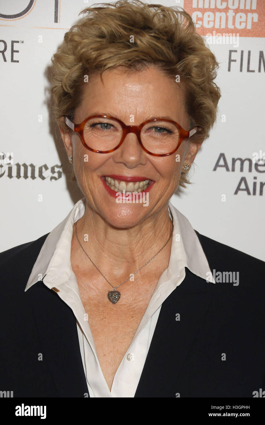 New York, New York, USA. 8 octobre 2016. L'actrice Annette Bening assiste à la première de New York '20e siècle' Femmes tenues au cours de la 54ème Festival du Film de New York à l'Alice Tully Hall au Lincoln Center. Credit : Nancy/Kaszerman ZUMA Wire/Alamy Live News Banque D'Images