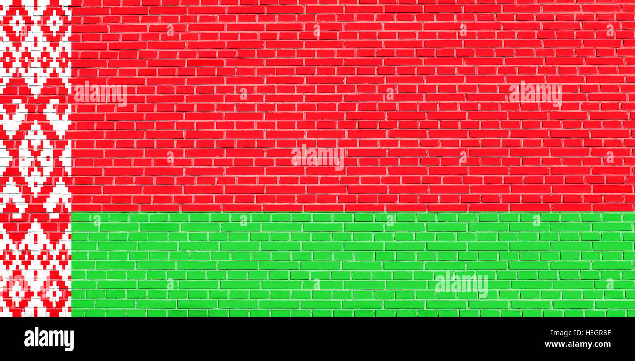 Drapeau officiel national biélorusse. Symbole patriotique, bannière, élément, arrière-plan. Drapeau de la Biélorussie sur la texture mur de briques Banque D'Images
