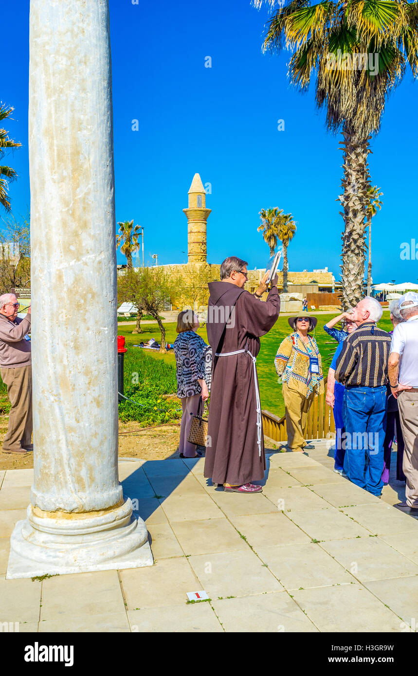 Le groupe de touristes avec le moine franciscain dans le guide de l'open air museum Banque D'Images
