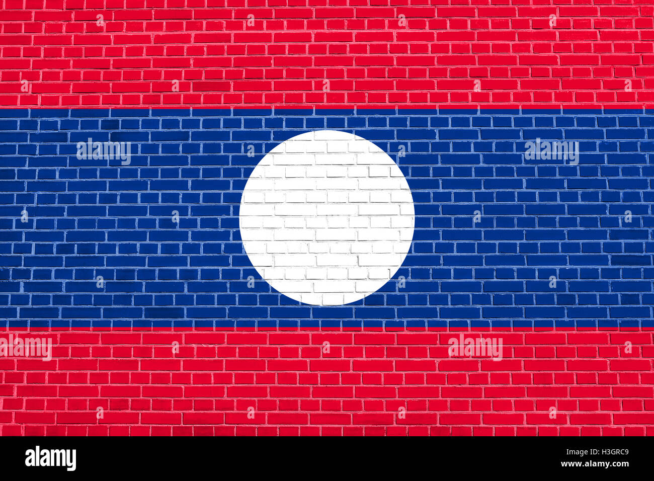 Drapeau officiel national laotien. Symbole patriotique, bannière, élément, arrière-plan. Pavillon du Laos sur mur de brique texture background Banque D'Images