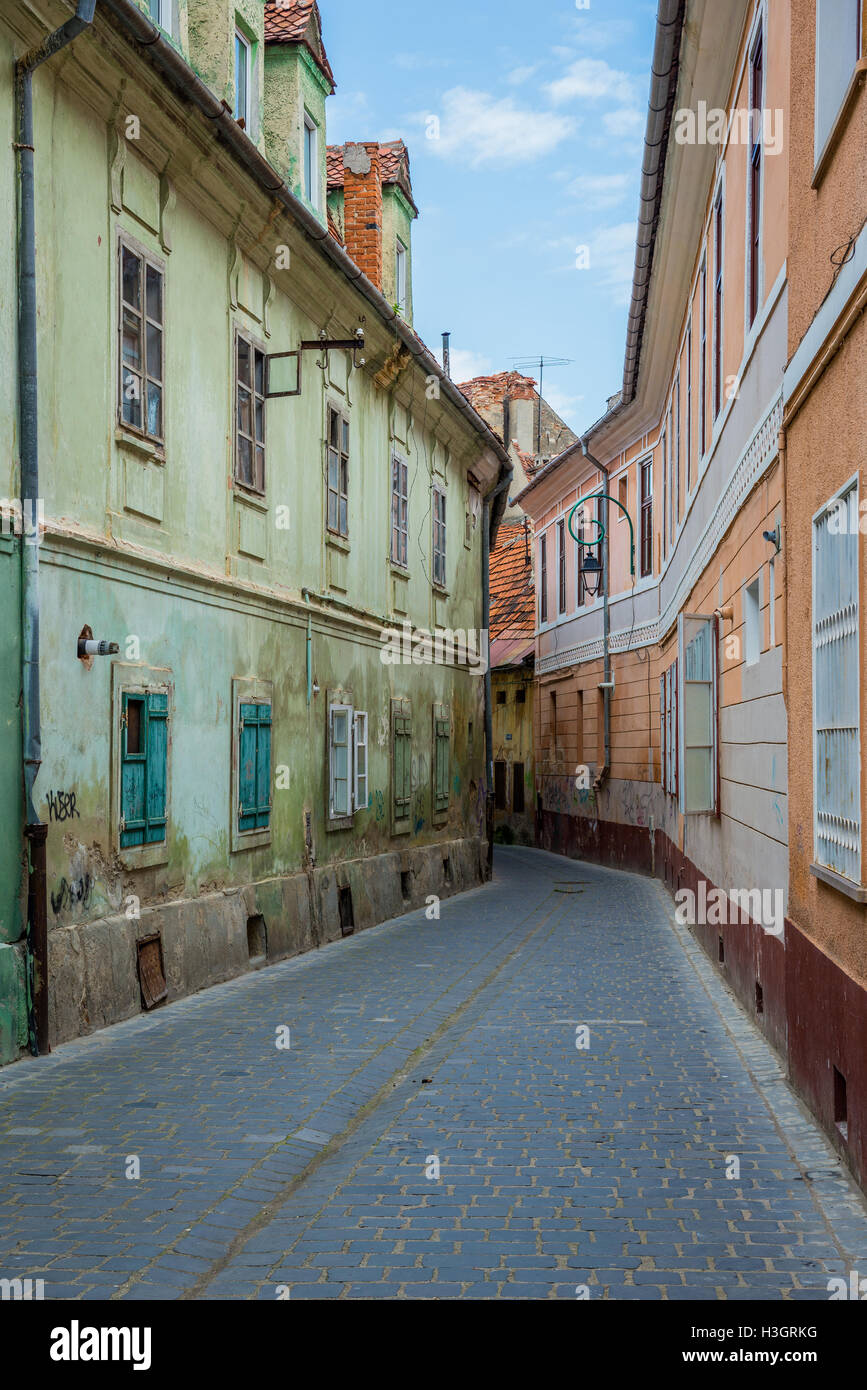 Tenement houses at rue étroite à Brasov, Roumanie Banque D'Images