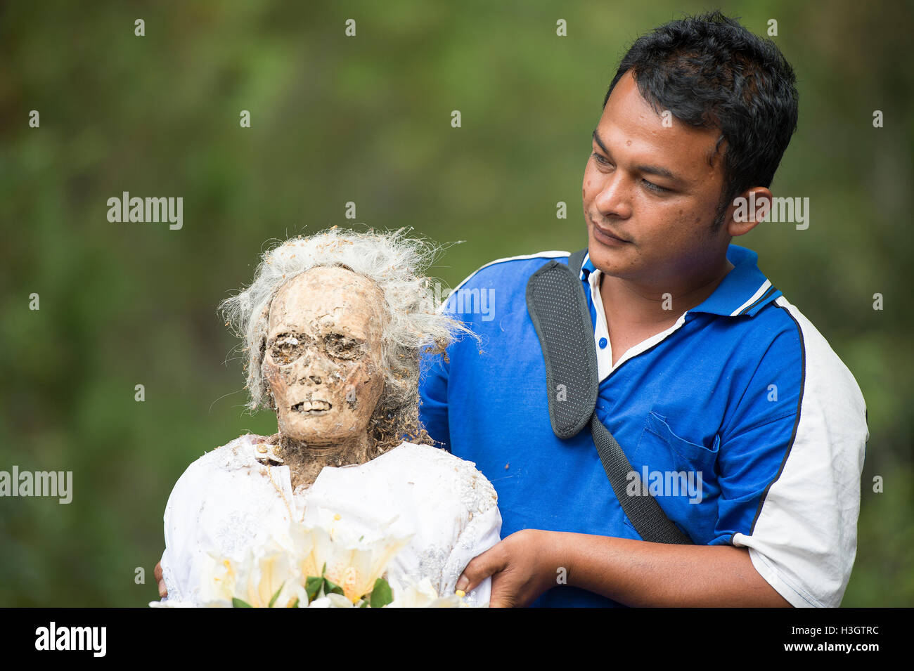 Le corps mort d'élever par la mort des parents de nettoyer leurs cadavres pendant Bizzare Ma'Nene rituels dans North Toraja. Banque D'Images