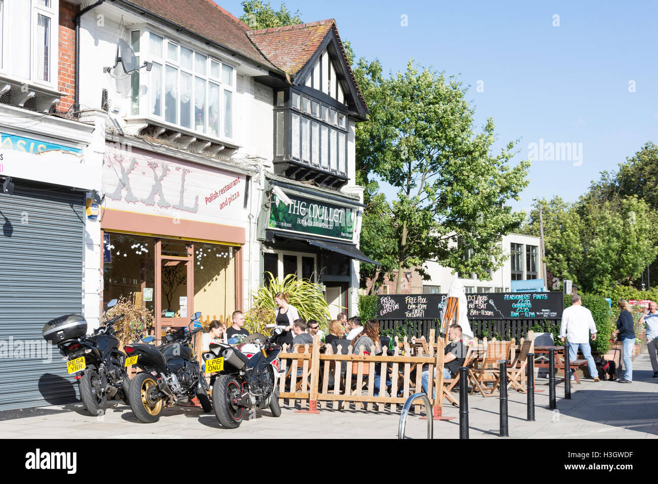 Piscine en plein air restaurant polonais, le Broadway, Greenford, London Borough of Ealing, Greater London, Angleterre, Royaume-Uni Banque D'Images