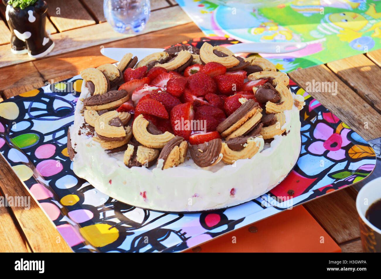 Gâteau d'été frais dessert avec des fraises et des biscuits, Suède Banque D'Images