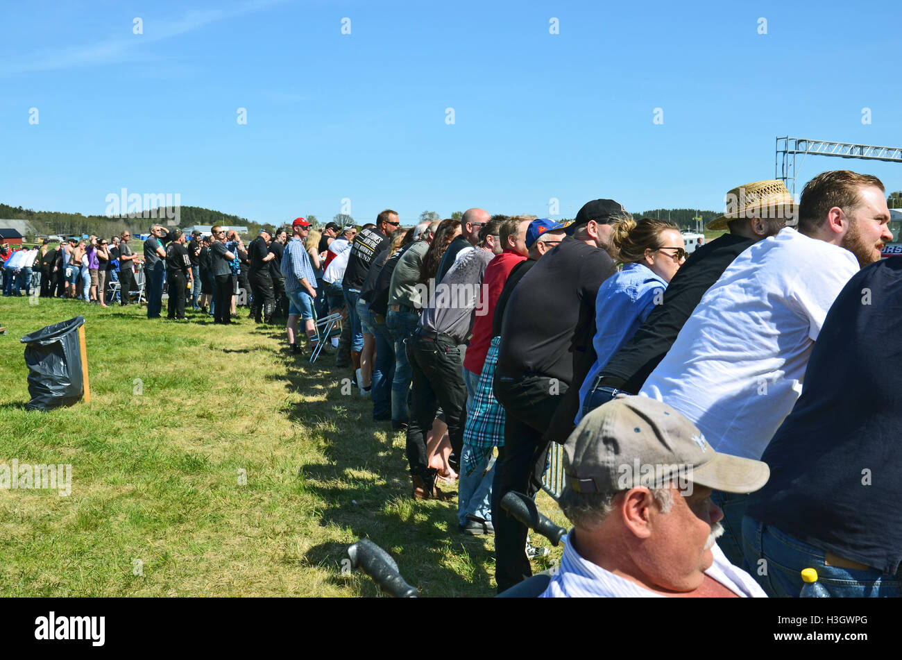 Sur une pelouse à la foule lors d'une course de glisser de l'été 2016 de Beaulieu Banque D'Images