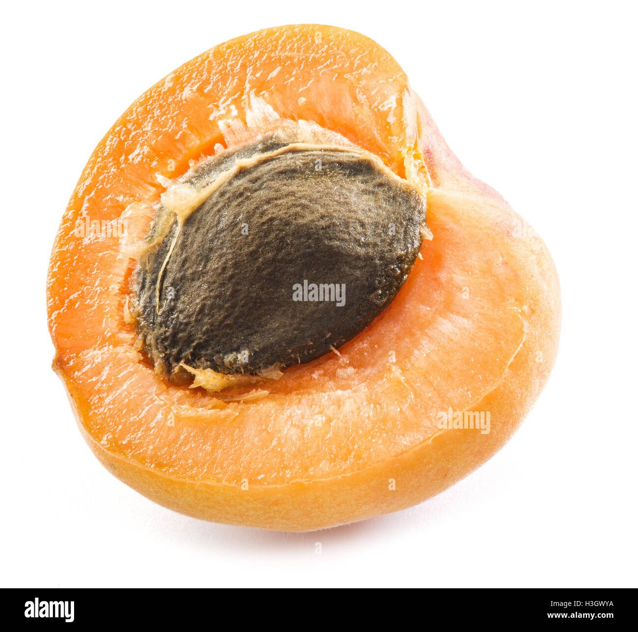 Abricot juteux's cross-section sur le fond blanc. Banque D'Images