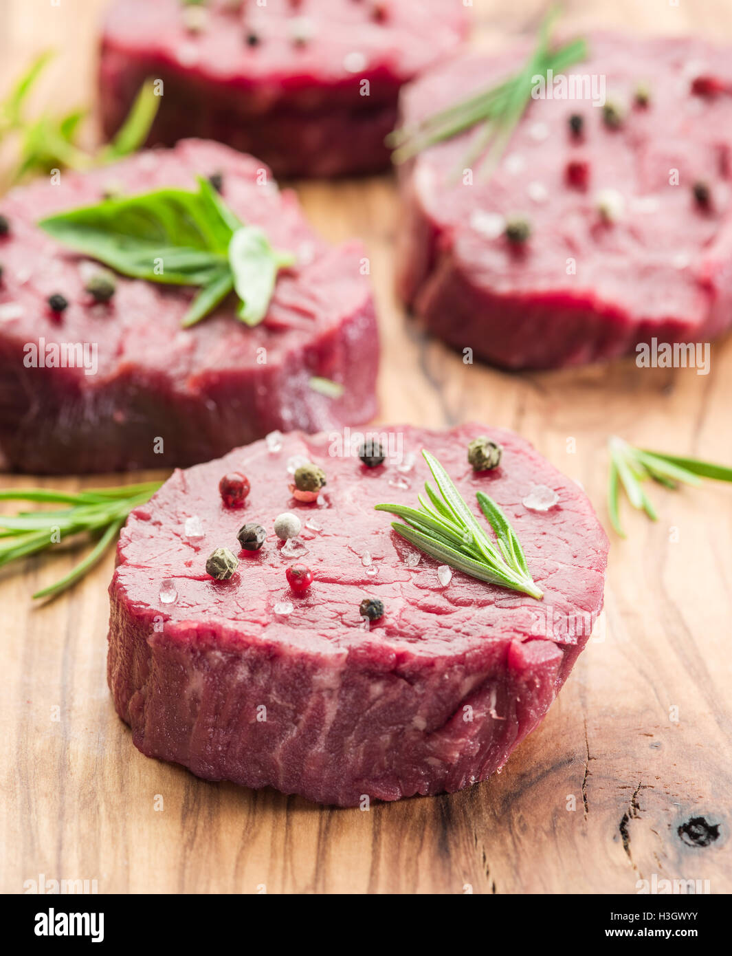 Morceaux de filet de boeuf sur la planche à découper en bois. Banque D'Images