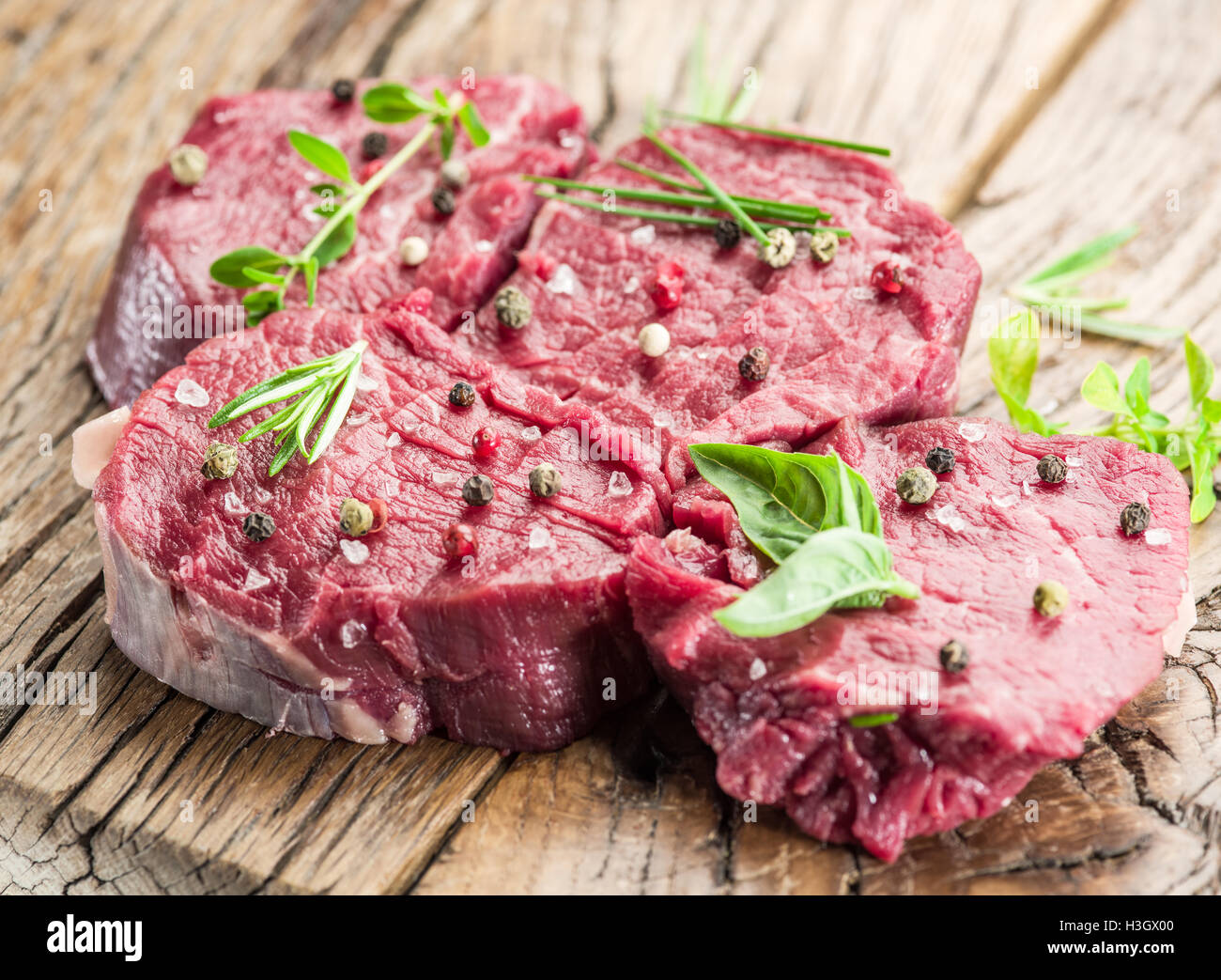 Morceaux de filet de boeuf sur la planche à découper en bois. Banque D'Images