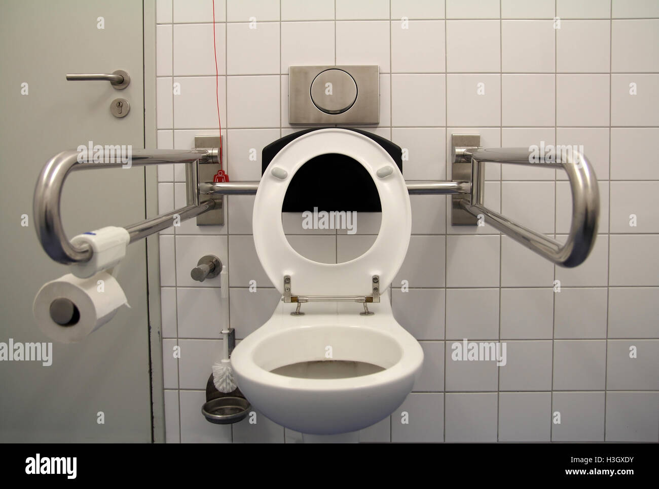 Toilettes pour personnes à mobilité réduite Banque D'Images
