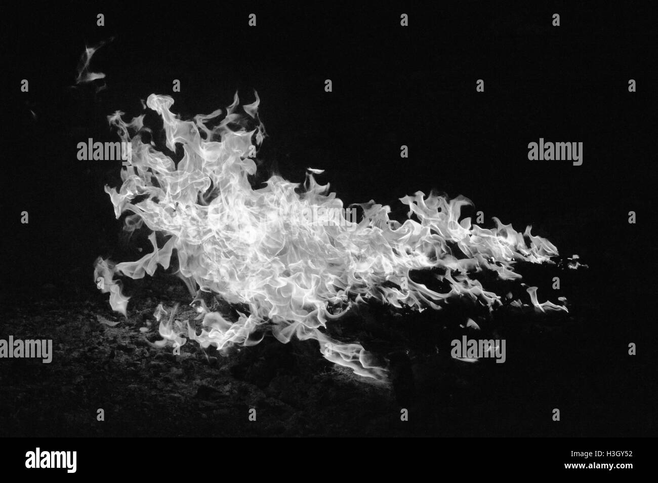 Des flammes dans la nuit Banque D'Images