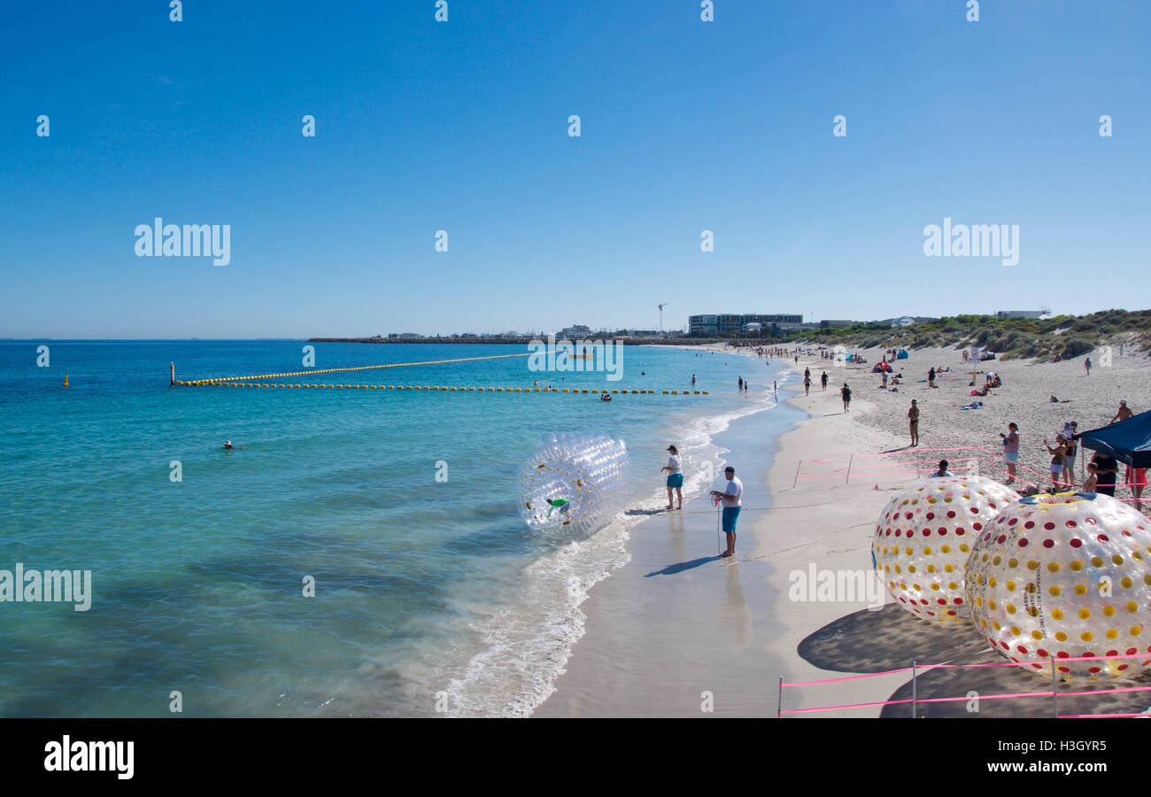 Australia-April,WA,Coogee 3,2016:Vue sur Coogee Beach avec des touristes et de l'eau des balles sur les Coogee Beach Festival à Coogee, l'ouest de l'Australie. Banque D'Images