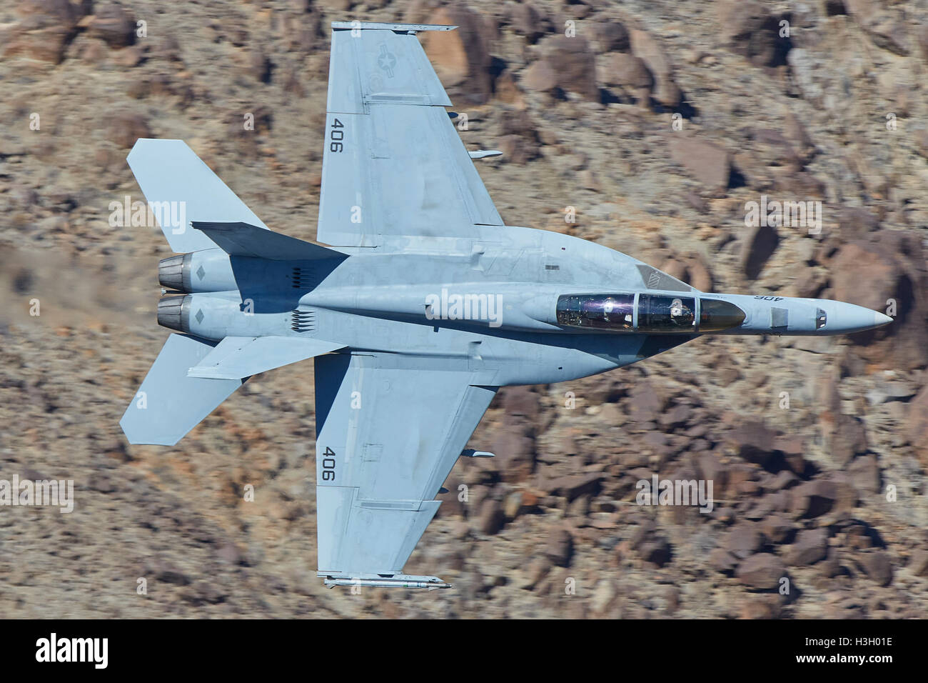 United States Navy F/A-18F Super Hornet, chasseur à réaction volant à faible niveau par Rainbow Canyon. Banque D'Images