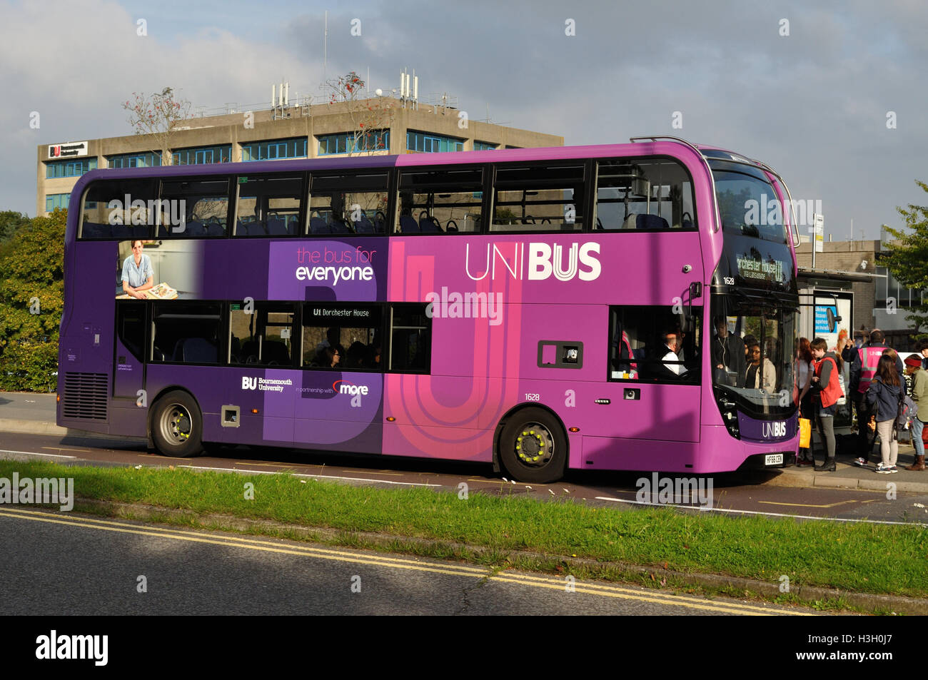 Récemment livré plus de 1628 Bus (HF66 CEN), Alexander Dennis Enviro 400CMM, est vu dans l'Université de Bournemouth pour couleurs d'Unibus Banque D'Images