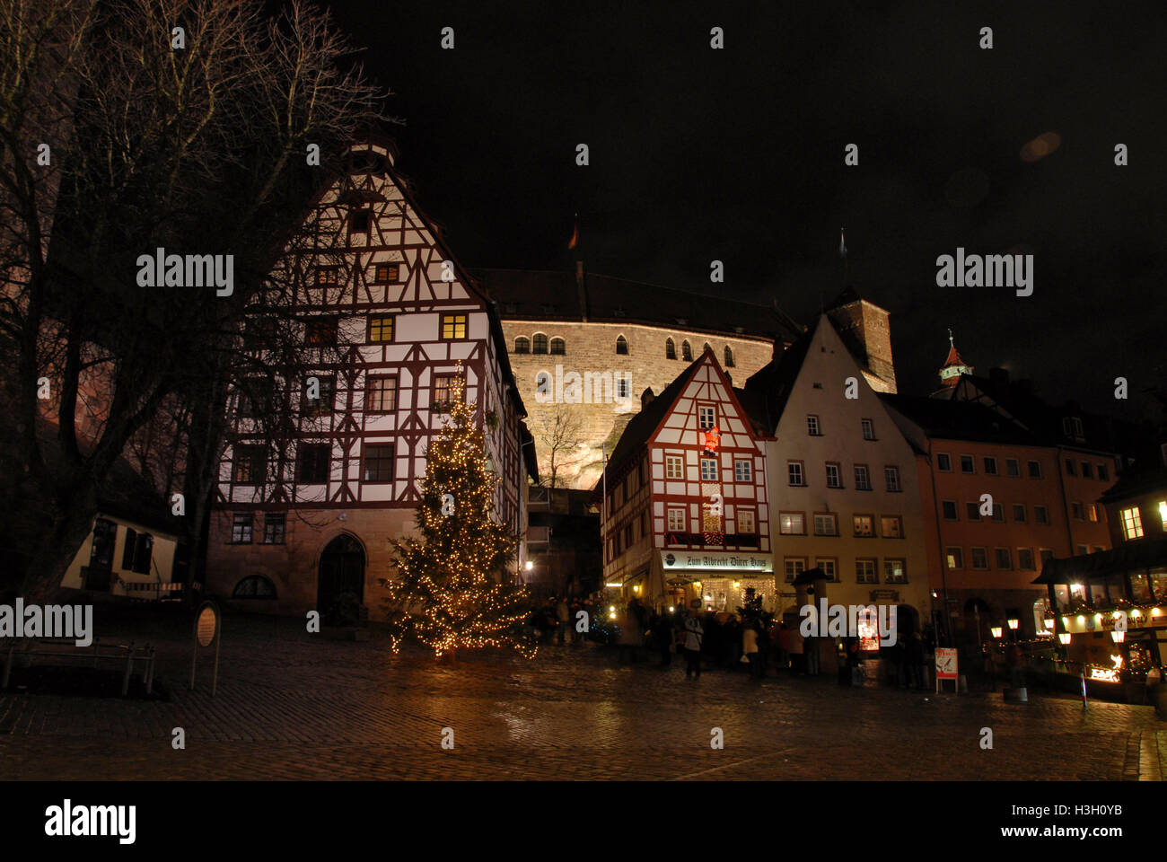 Un grand arbre de Noël se dresse sur la Platz Am Tiergärtnertor (place Tiergärtnertor), entourée de bâtiments médiévaux, et à côté du château fortifié Banque D'Images