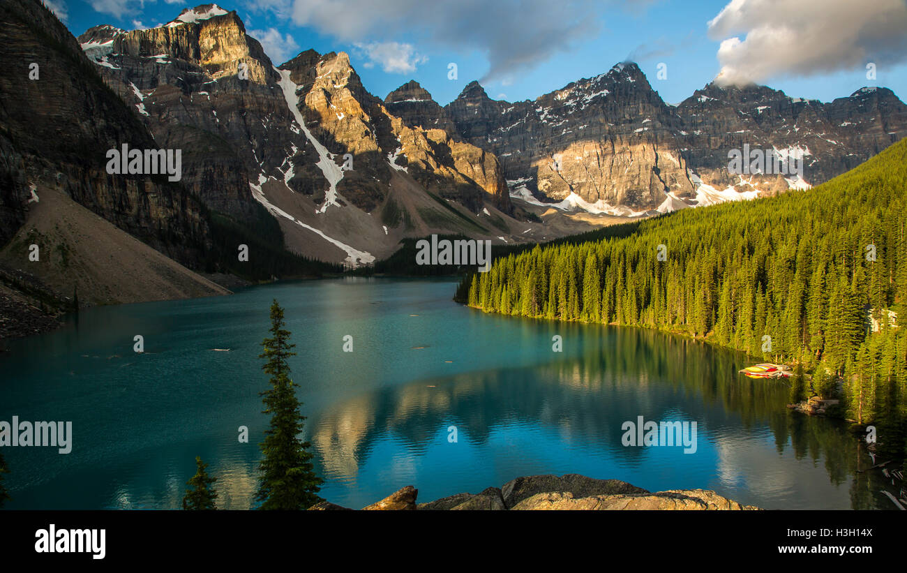 L'aube au-dessus du lac Moraine dans la vallée des Dix-Pics dans le parc national Banff, Alberta, Canada. Banque D'Images