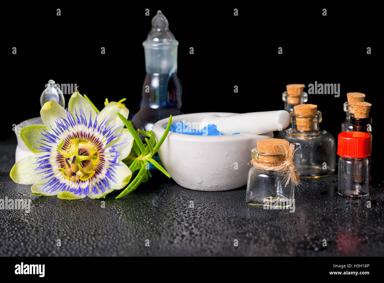 Beau spa de l'établissement blue passiflora, fleur de sel cosmétiques et parfums de mortier des bouteilles vides sur les pierres zen avec la rosée, fermer Banque D'Images