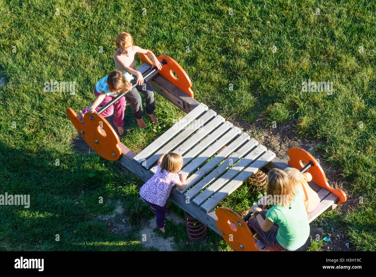 Neulengbach : enfants à la balançoire à jeux, Wienerwald, Bois de Vienne, Basse-Autriche, Basse Autriche, Autriche Banque D'Images
