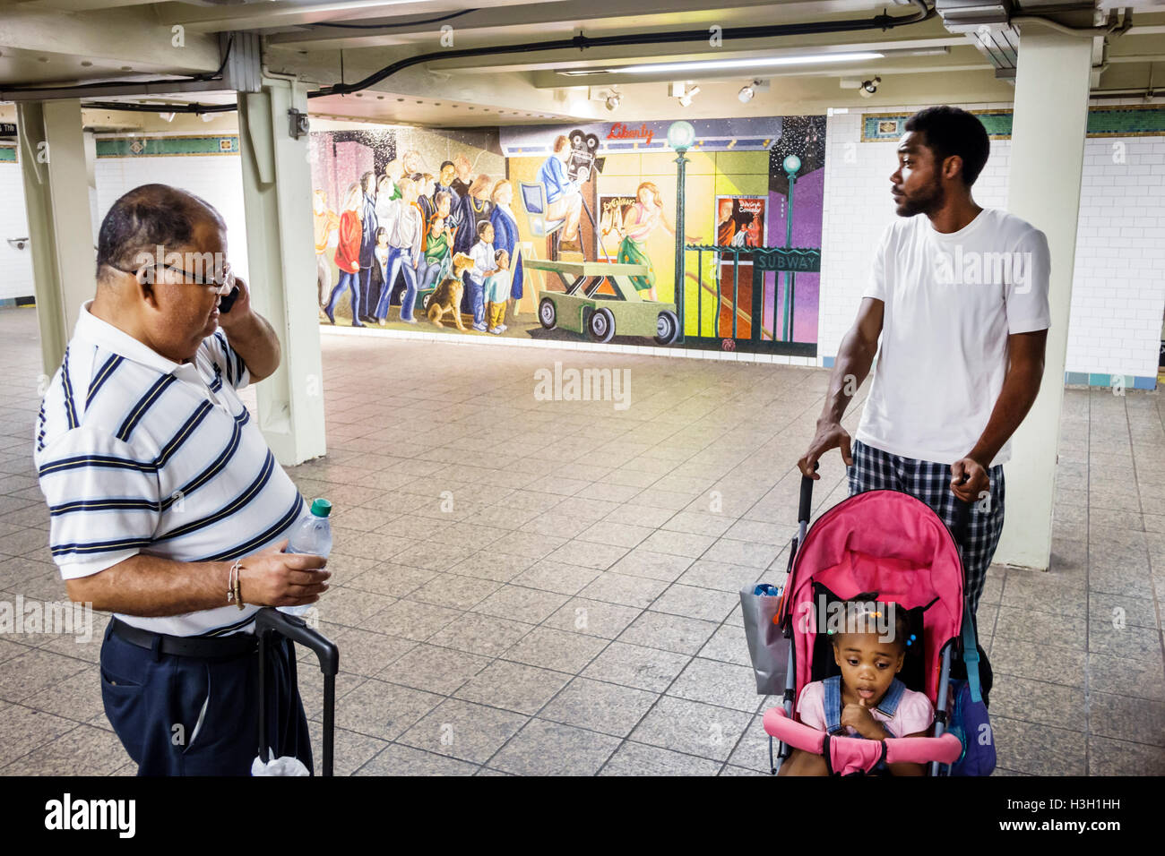 New York City, NY NYC, Manhattan, Times Square, 42e rue, métro, station, MTA, transports en commun, œuvres d'art, mosaïque, début de l'hiver, Jack Beal, Black Blacks Banque D'Images