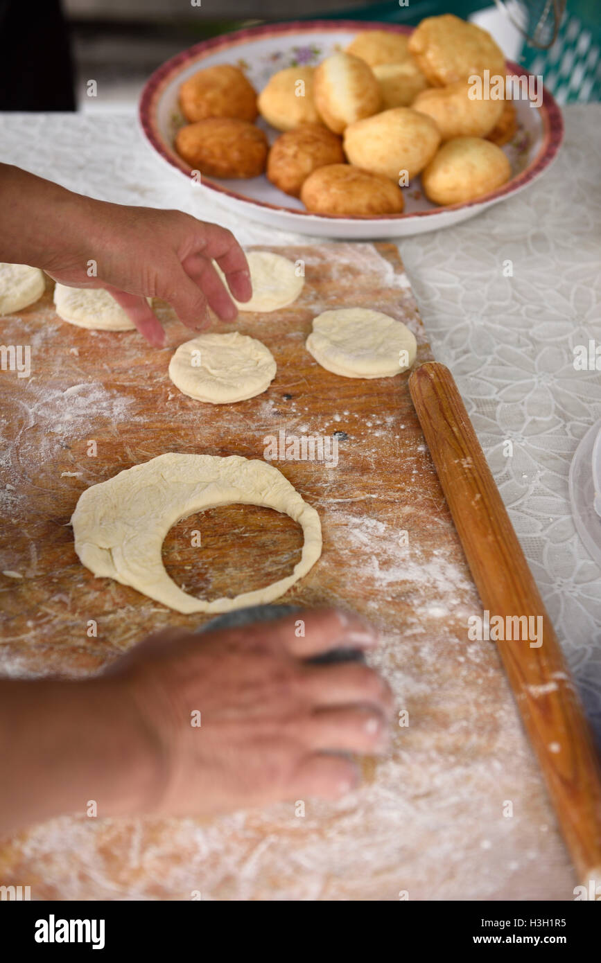 La levure fraîche pâte et frits à Baursaki Hun Kazakh Almaty Kazakhstan près de village Banque D'Images