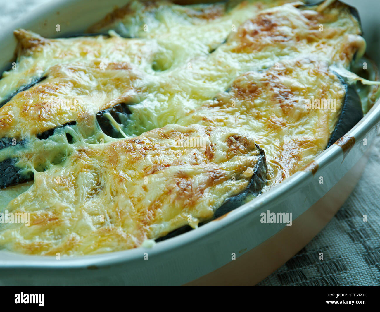 La viande en couches grec et l'aubergine en cocotte- melitzanes moussaka Banque D'Images