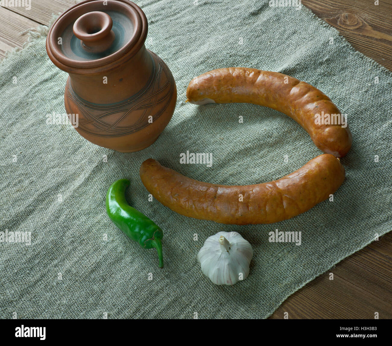 Krakowska saucisse polonaise kolbassa. Fabriqué à partir de morceaux de porc maigre, assaisonné de poivre, piment, coriandre et l'ail, Banque D'Images