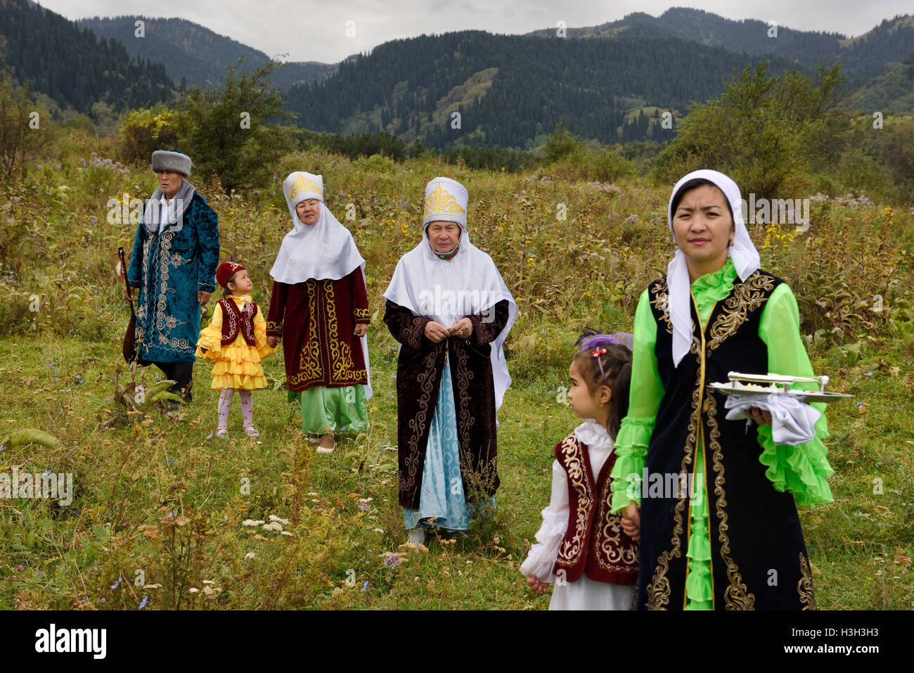 La famille kazakhe en champ après Kesu Tusau cérémonie au village près de Almaty Kazakhstan Huns Banque D'Images