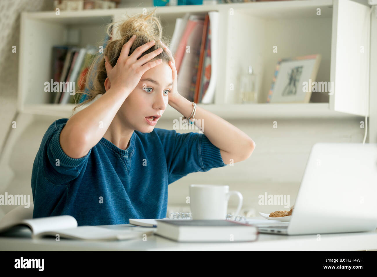 Portrait d'une jolie femme à l'accaparement de la tête de table Banque D'Images