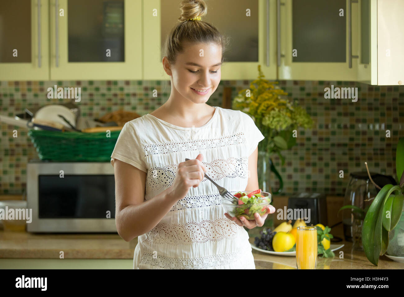 Portrait d'une jolie femme avec un bol de salade Banque D'Images