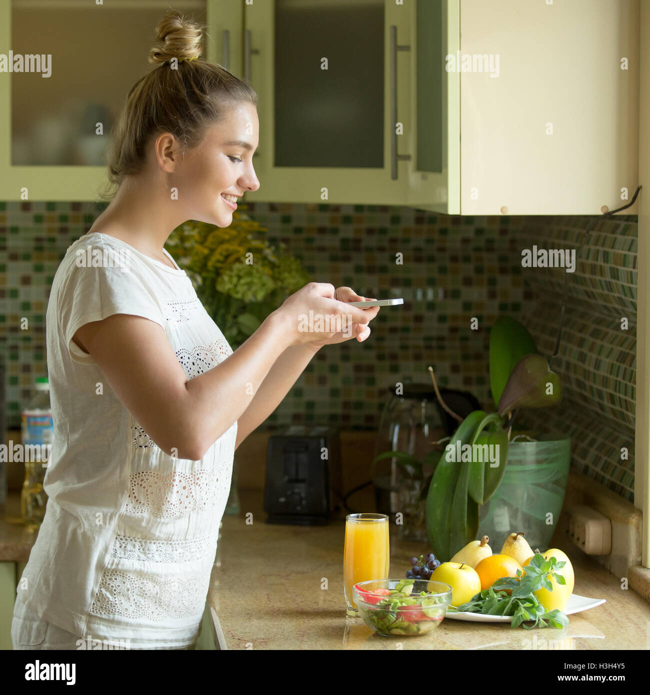 Portrait d'une jolie femme foodstagramming Banque D'Images