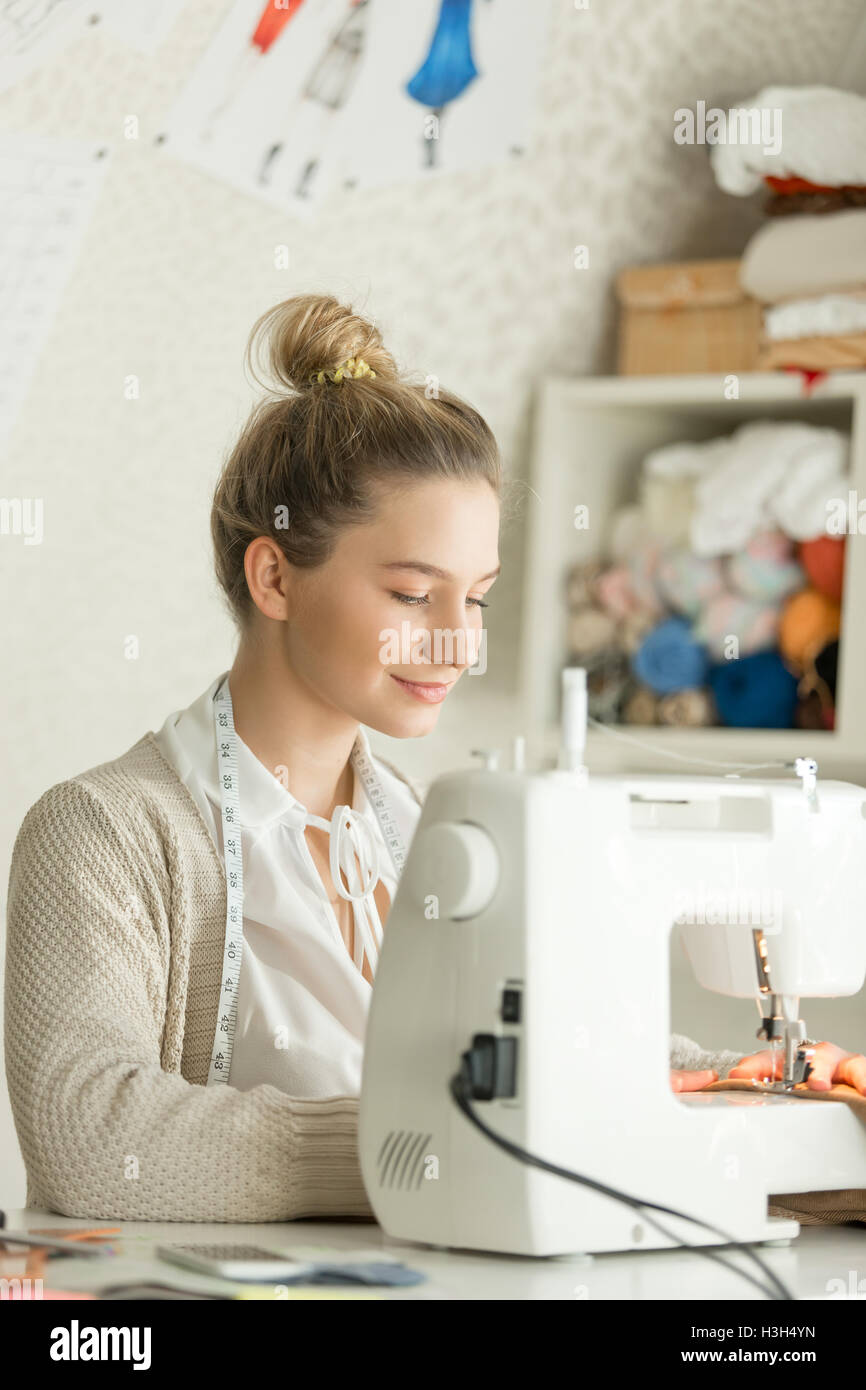 Portrait d'une belle femme à la machine à coudre Banque D'Images