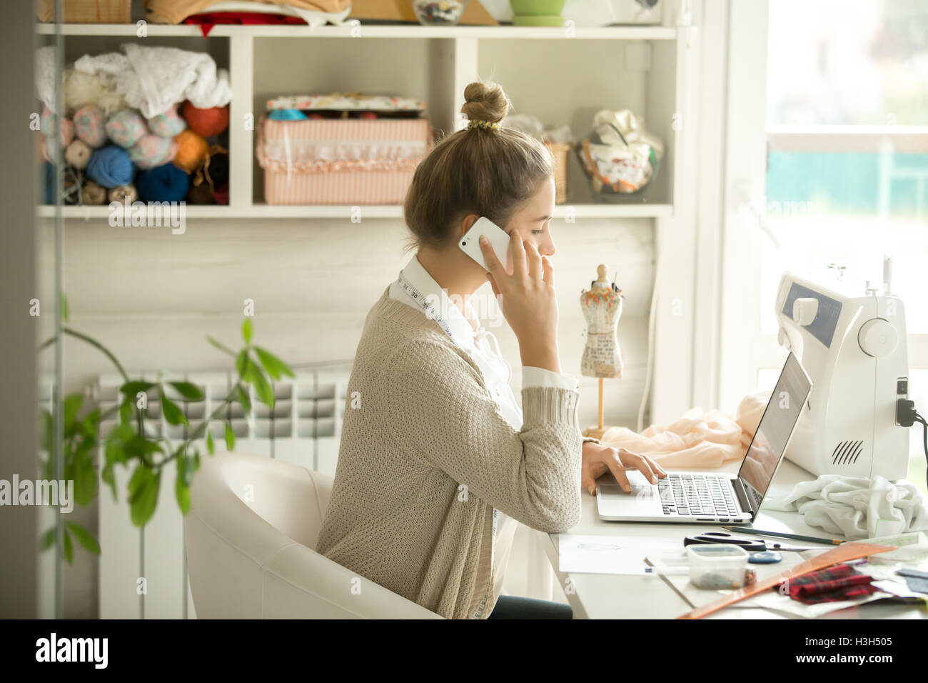 Portrait de profil d'un chiffon attrayant designer femme parlant p Banque D'Images