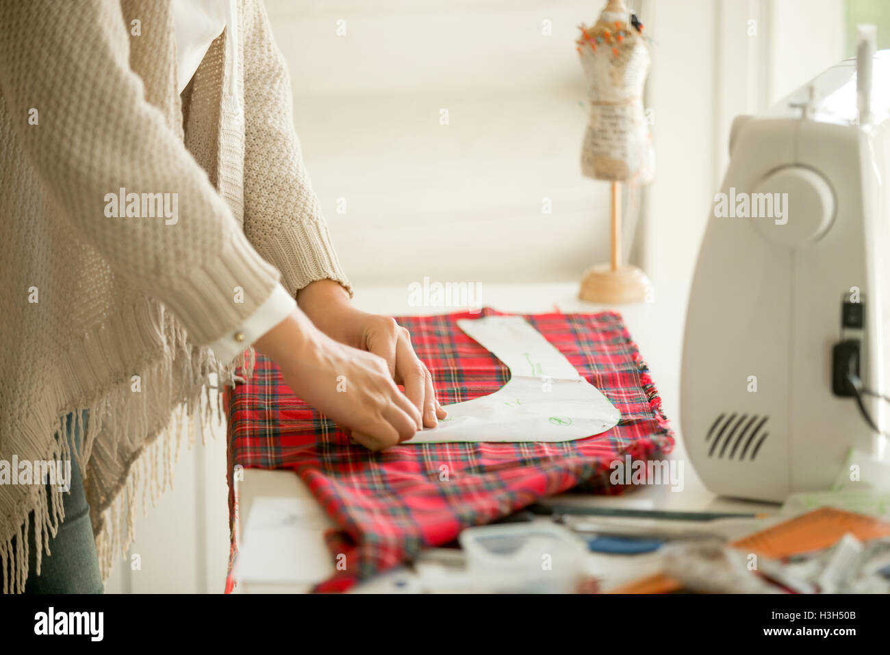 Femme travaillant avec un modèle de couture Banque D'Images