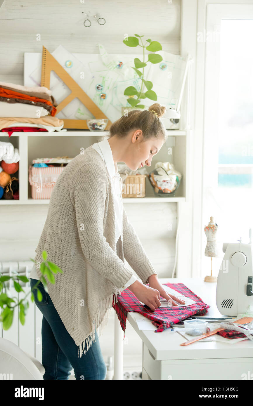 Portrait d'une jolie femme travailler avec un modèle de couture Banque D'Images