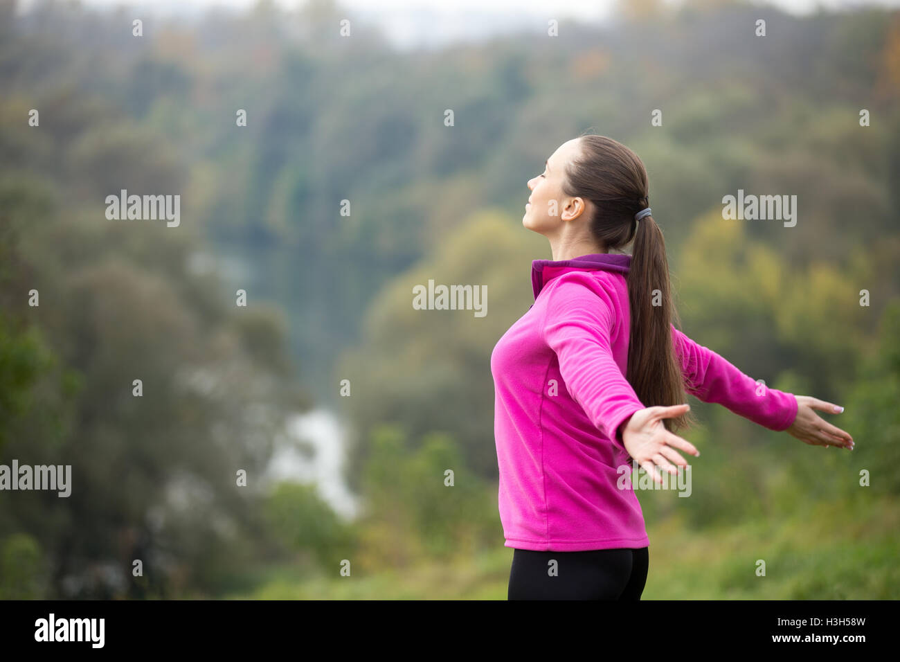 Portrait d'une jolie femme à l'extérieur dans un sportswear Banque D'Images