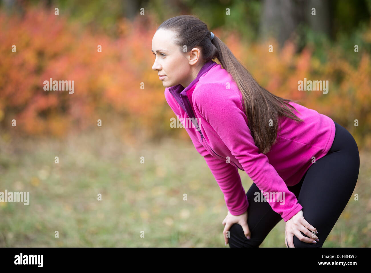 Réchauffement de la femme à l'extérieur à l'automne, Banque D'Images