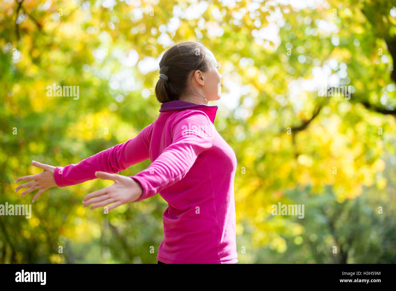 Portrait d'une femme à l'extérieur dans un sport, des mains outstreched Banque D'Images