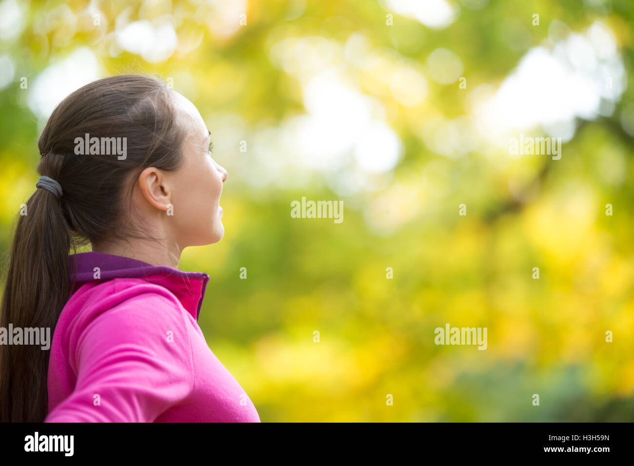 Portrait de profil d'une jolie femme sport plein air Banque D'Images