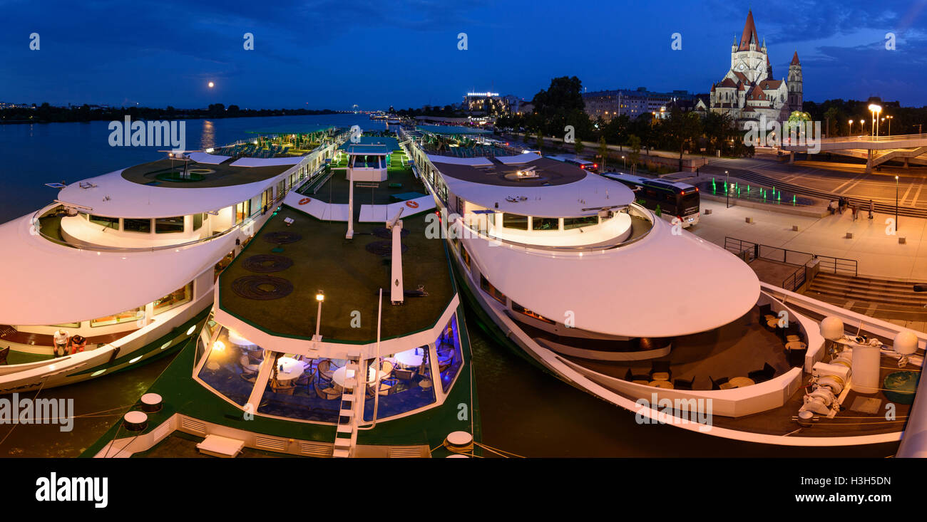 Wien, Vienne : les navires de croisière port terminal à Reichsbrücke, nuit de pleine lune, 02, Wien, Autriche. Banque D'Images