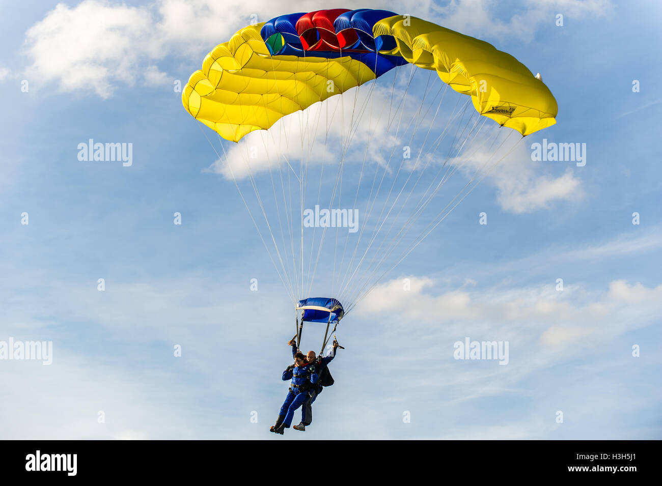 Parachutiste et de passagers viennent dans d'atterrir à l'Irish Parachute Club dans le comté d'Offaly, Irlande après un saut de 13 000 pieds. Banque D'Images